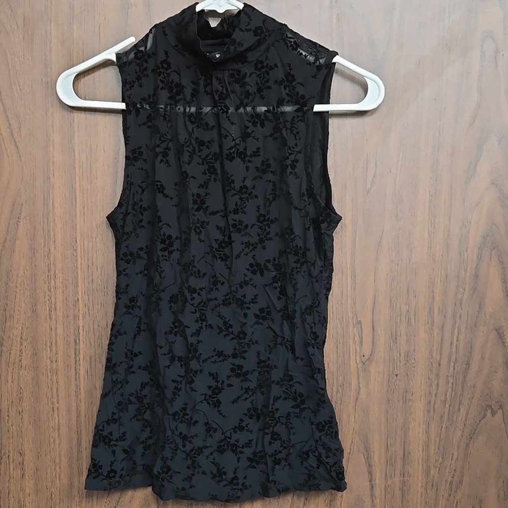 RW&CO. Size XS Black Floral Mock Neck Sleeveless Tank
